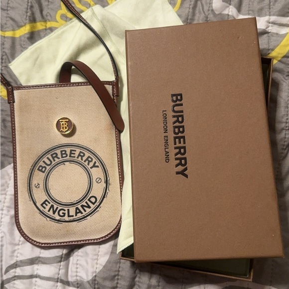 Burberry crossbody. With dust Rough condition bag and original box - Picture 4 of 4